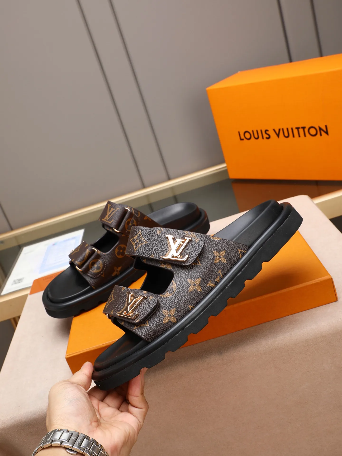 PP360 [LOUIS VUITTON] Louis Vuitton, LV printing, men's and women's slippers are on the market. The drawer box packaging comes with a cloth bag and a card. The upper pattern looks very soft and waxy, and it is a super versatile leg slimming tool. Fabric: imported denim/canvas/old fabric, LV hardware LOGO, official website pattern printing, comfortable to wear, feet: high-elastic PU water table. Sole: foam sole, heel height: about 5cm. Code number: 35-46, 35, 45, 46 are custom-made and non-returnable. Color: multiple colors and styles available.